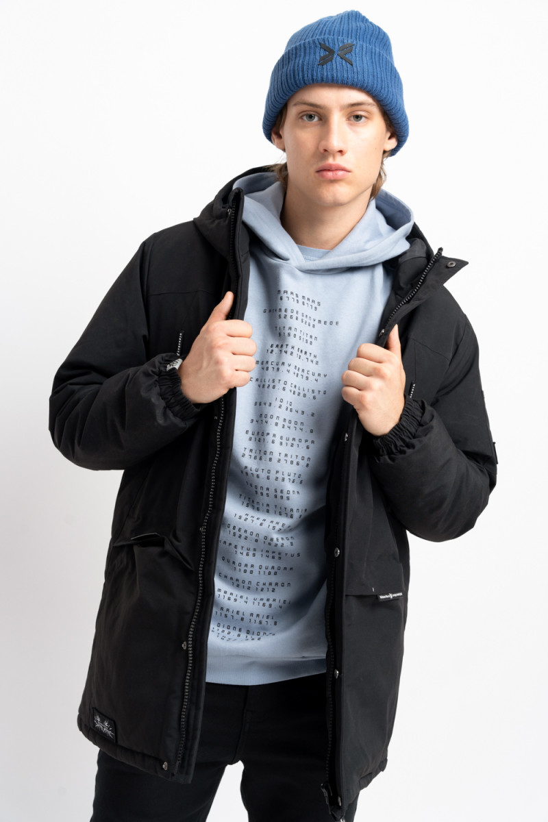 Niebieska czapka z czarną aplikacją z przodu, niebieski