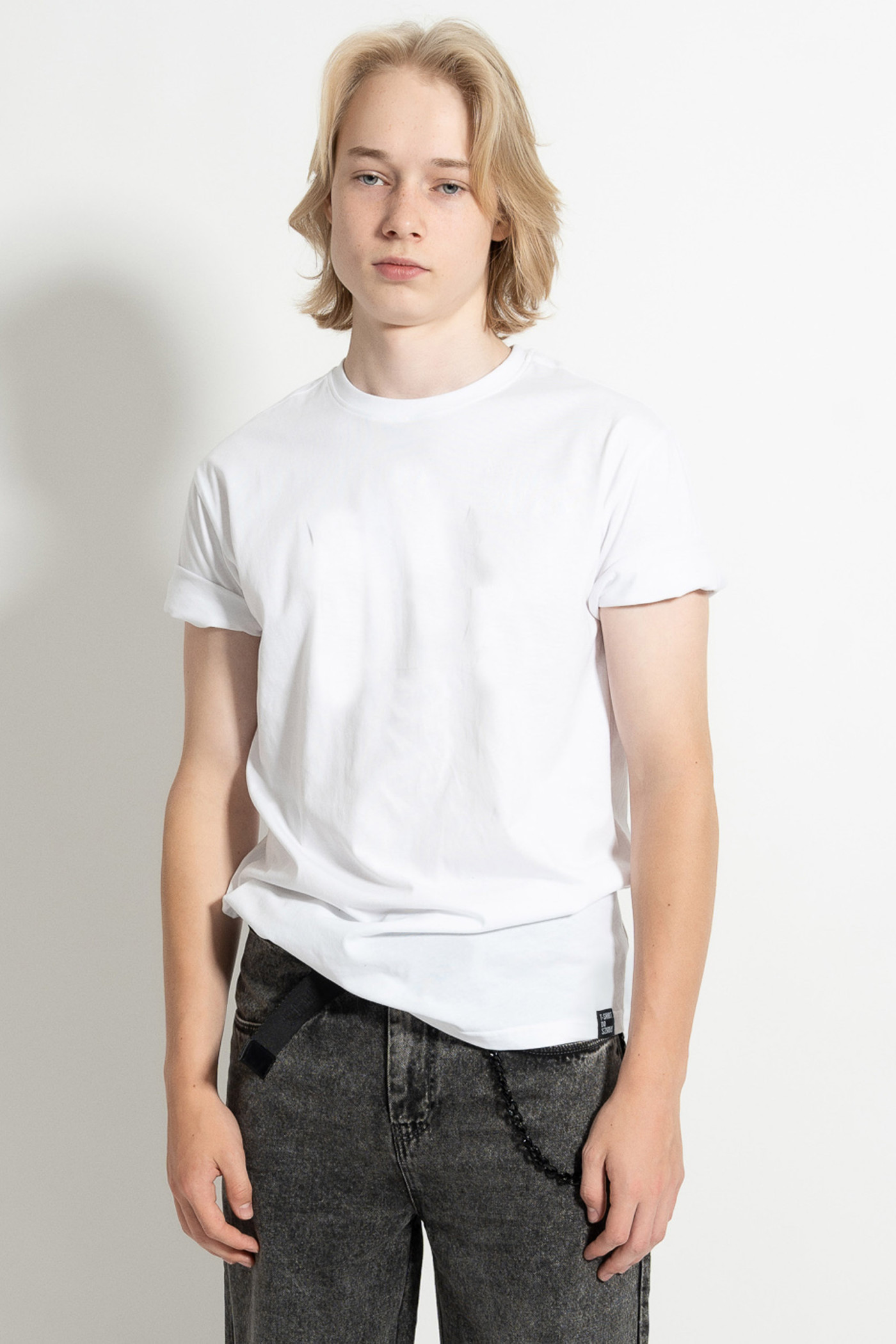 Biały t-shirt z czarną naszywką z przodu