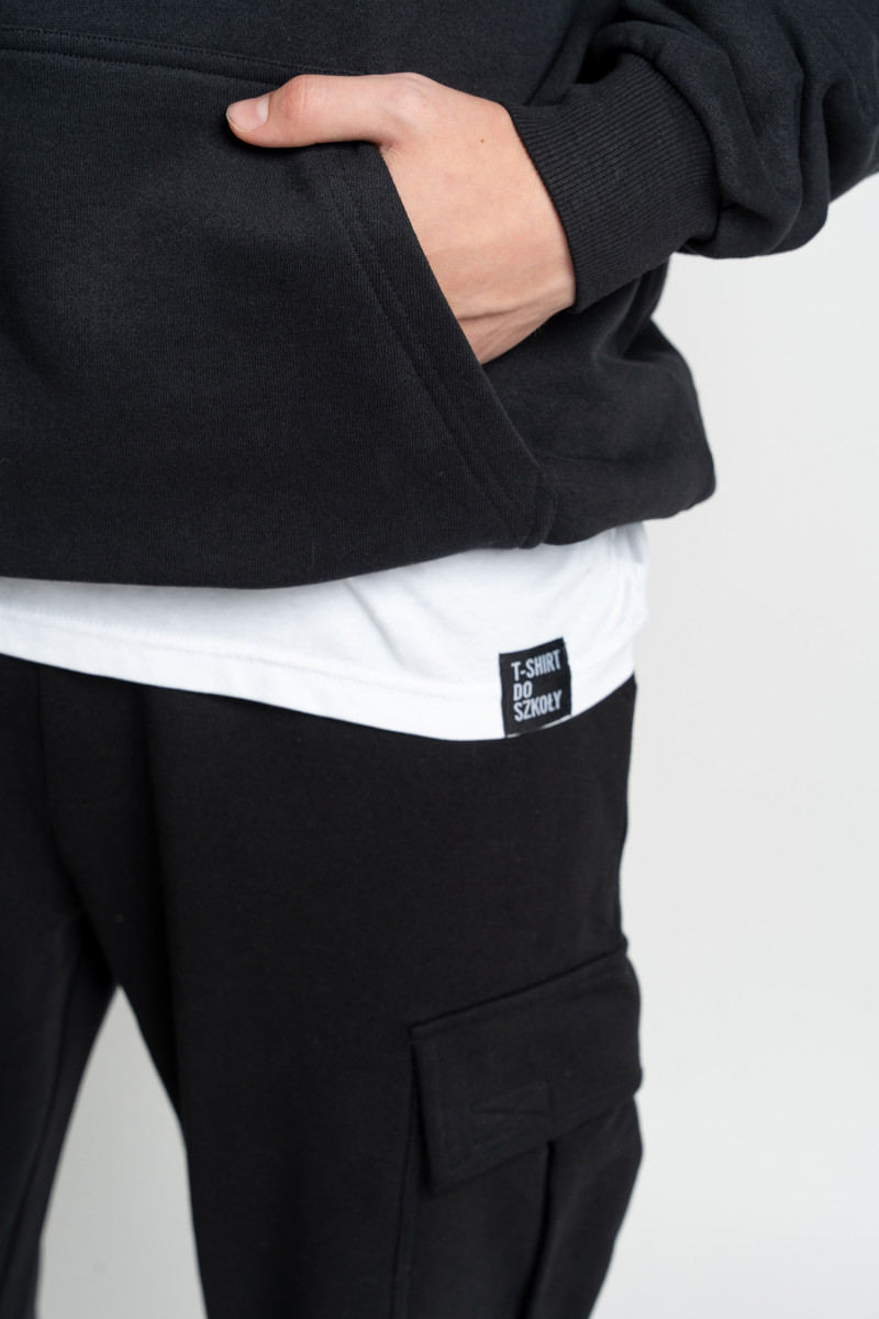 Biały t-shirt z czarną naszywką z przodu