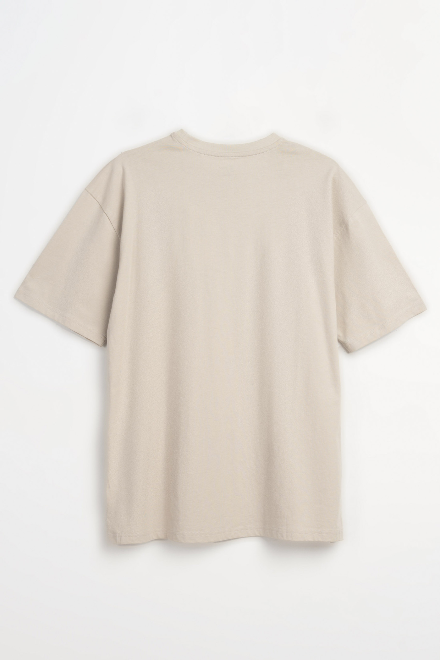 Jasnobeżowy t-shirt oversize z autorską grafiką z przodu