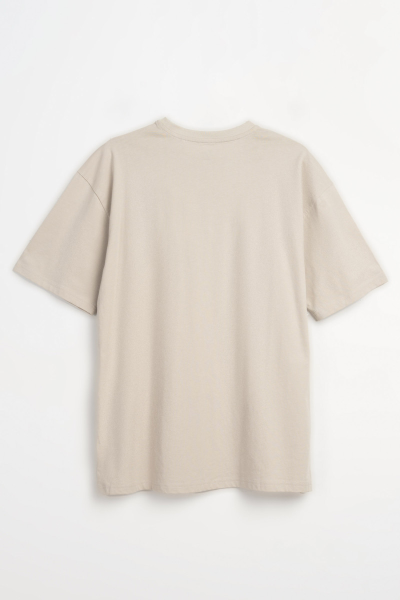 Jasnobeżowy t-shirt oversize z autorską grafiką z przodu