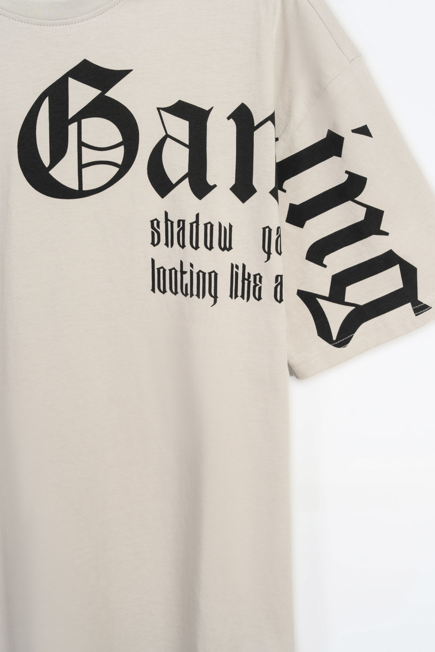 Jasnobeżowy t-shirt oversize z autorską grafiką z przodu