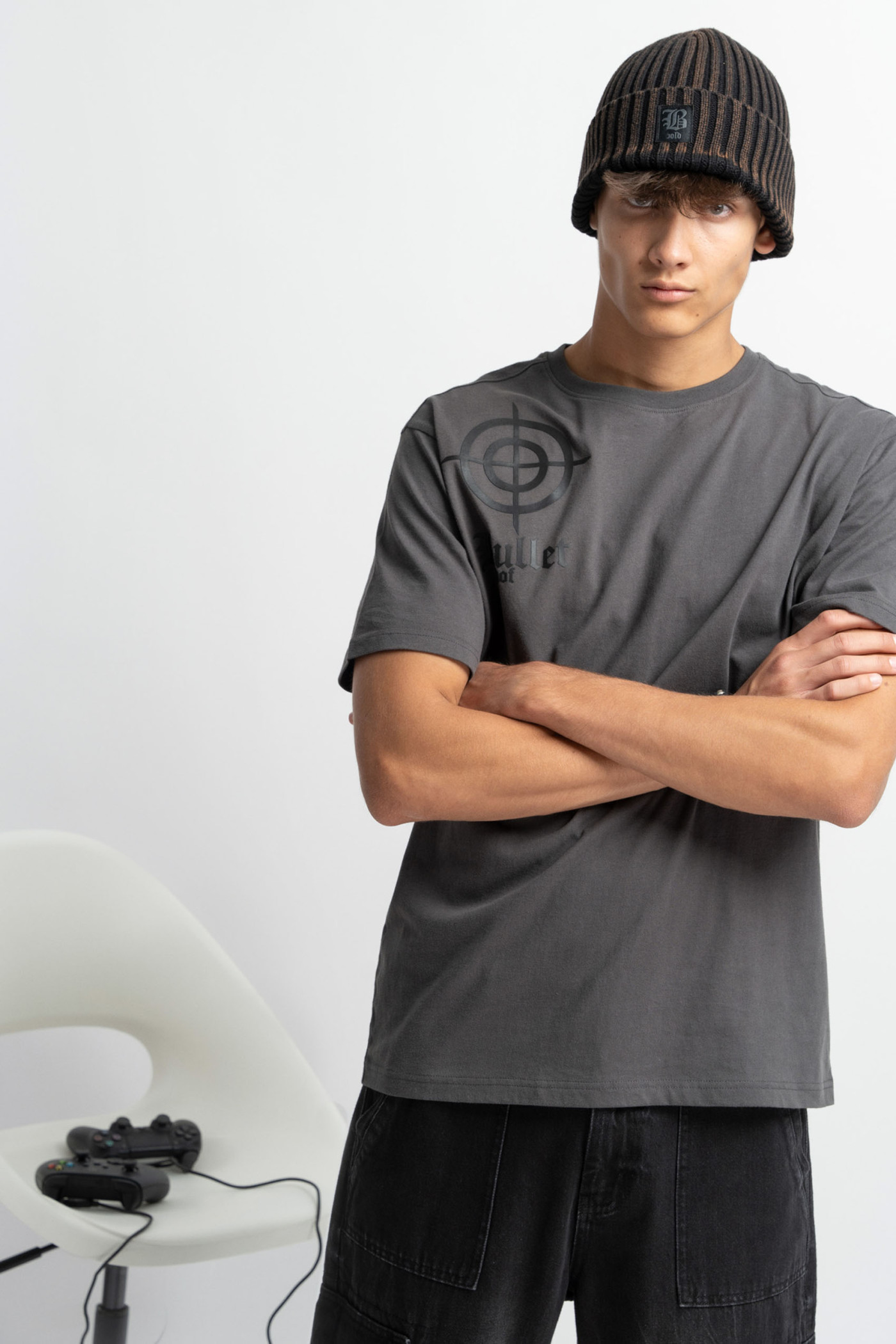 Ciemnoszary t-shirt z minimalistyczną grafiką na ramieniu