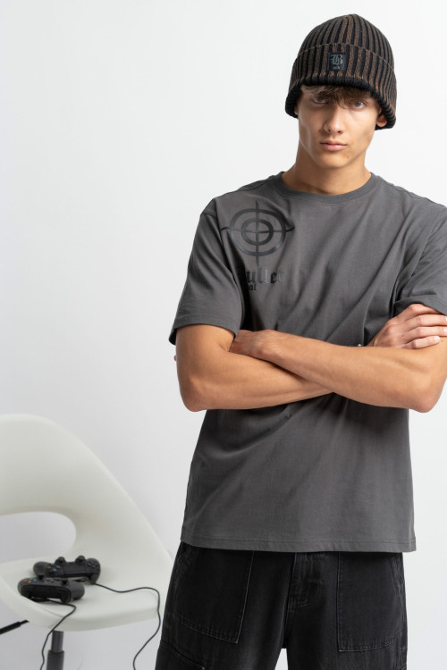 Ciemnoszary t-shirt z minimalistyczną grafiką na ramieniu