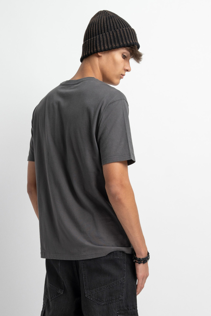 Ciemnoszary t-shirt z minimalistyczną grafiką na ramieniu