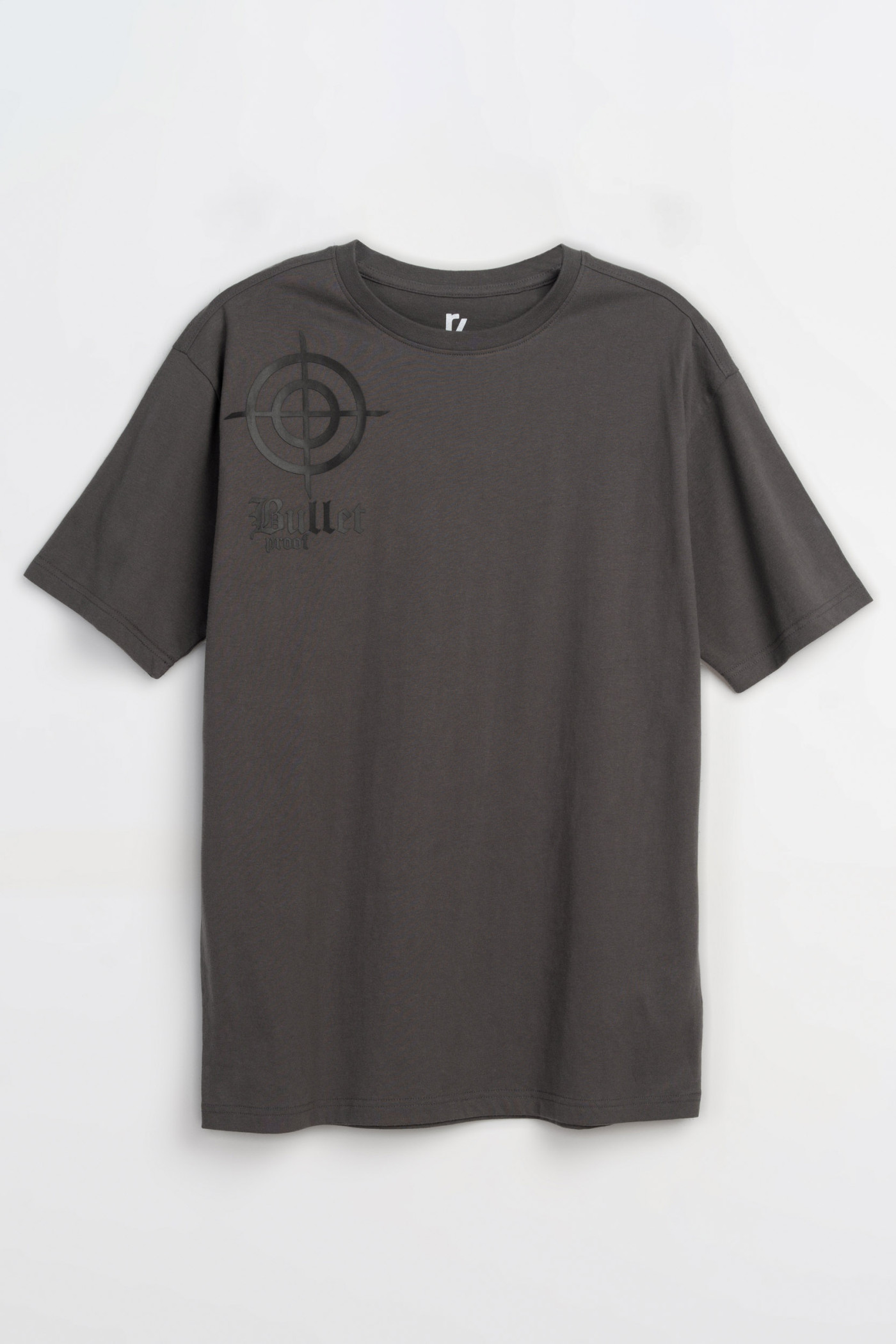 Ciemnoszary t-shirt z minimalistyczną grafiką na ramieniu