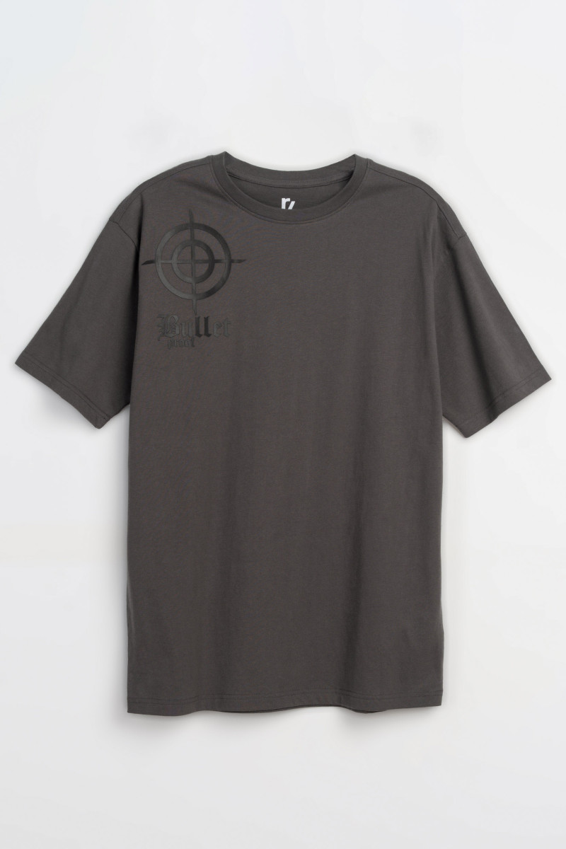 Ciemnoszary t-shirt z minimalistyczną grafiką na ramieniu