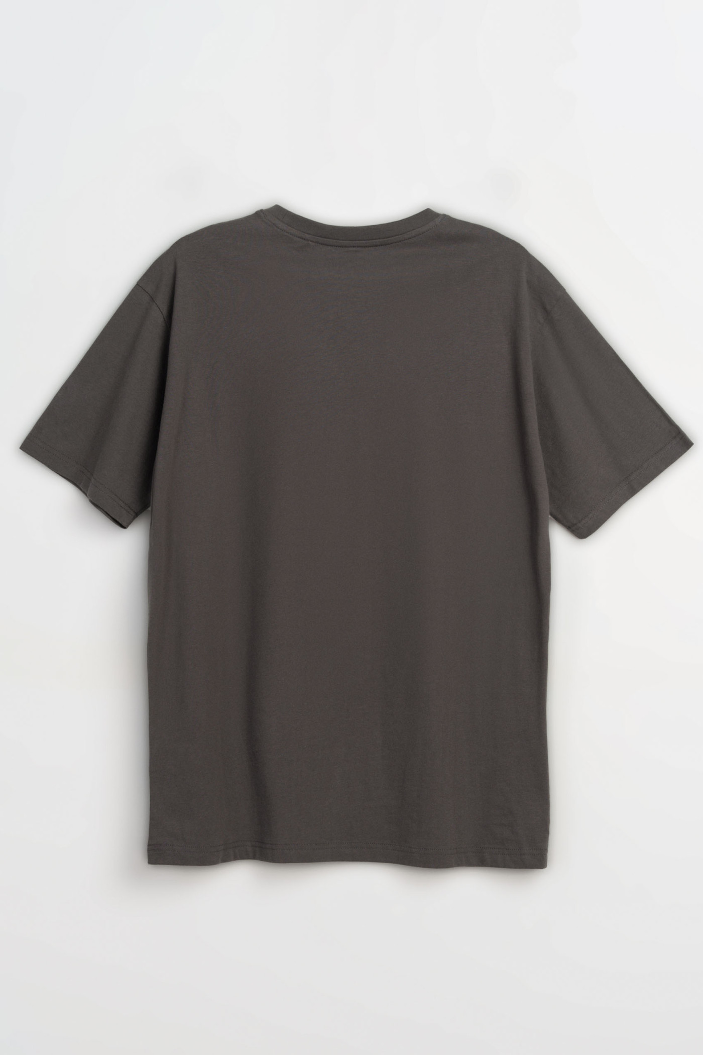 Ciemnoszary t-shirt z minimalistyczną grafiką na ramieniu