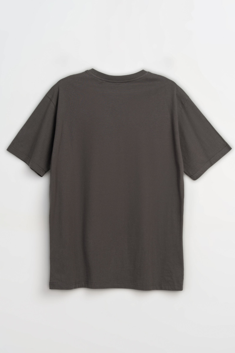 Ciemnoszary t-shirt z minimalistyczną grafiką na ramieniu