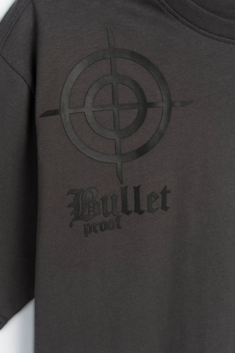 Ciemnoszary t-shirt z minimalistyczną grafiką na ramieniu