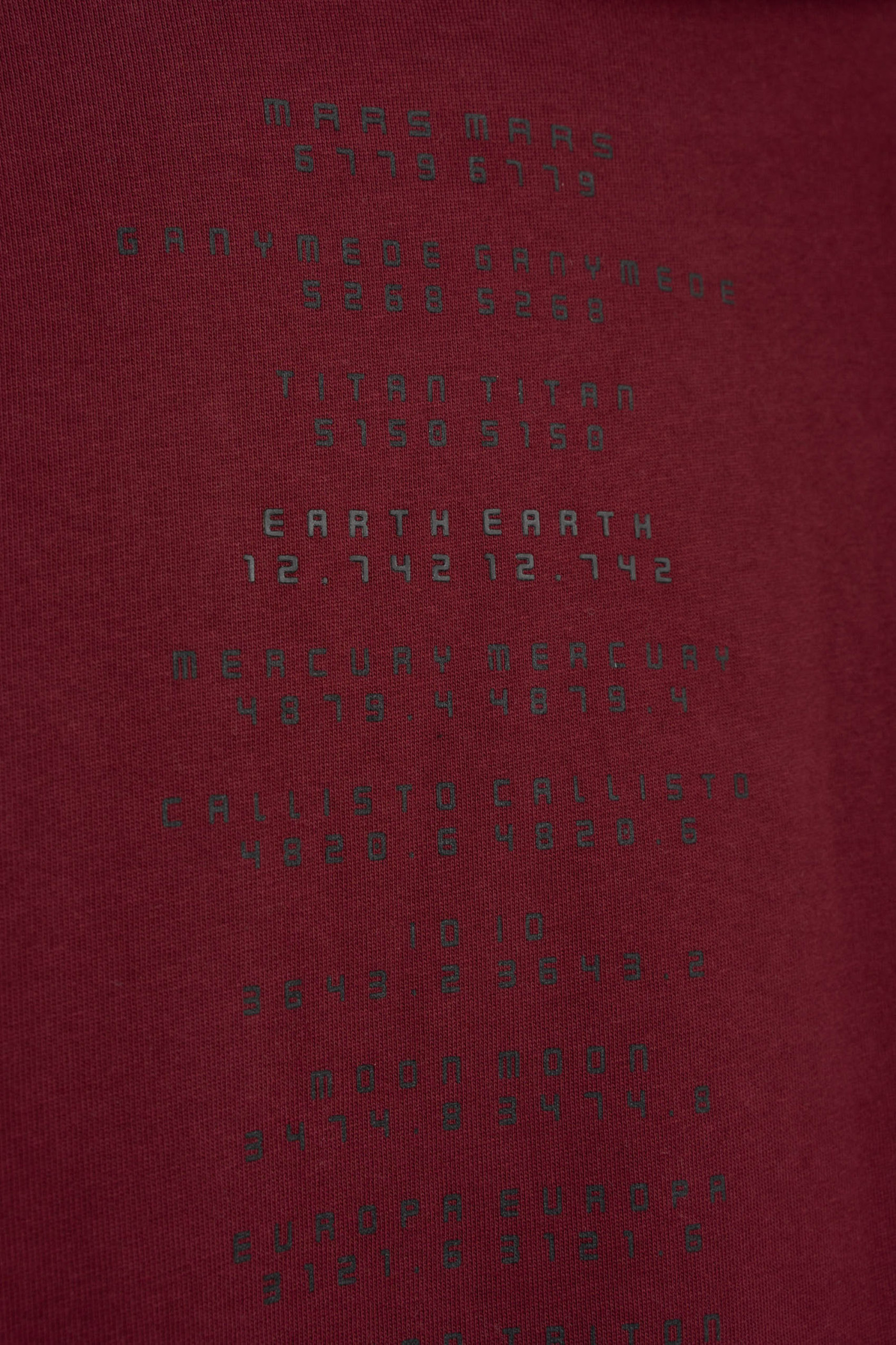 Bordowa bluza z kapturem z grafiką z przodu