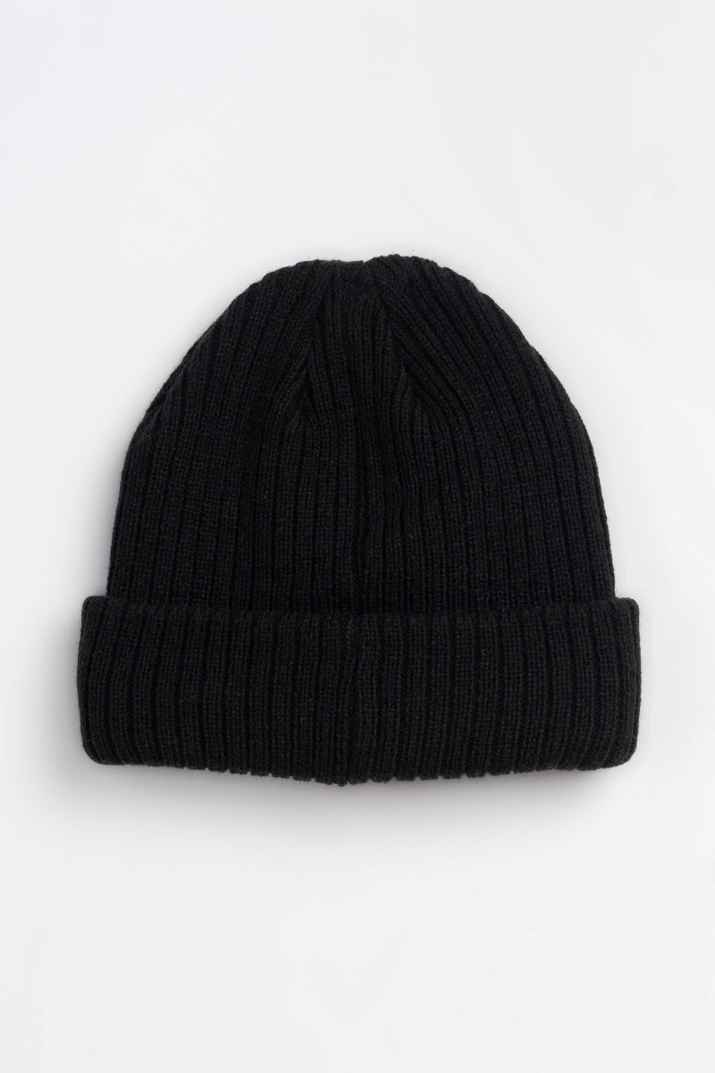 Czarna czapka z kontrastową aplikacją z przodu