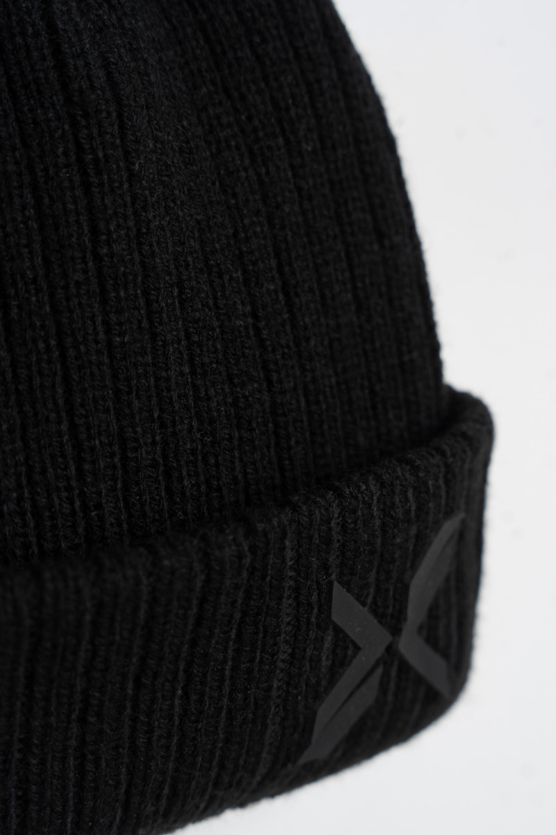 Czarna czapka z kontrastową aplikacją z przodu