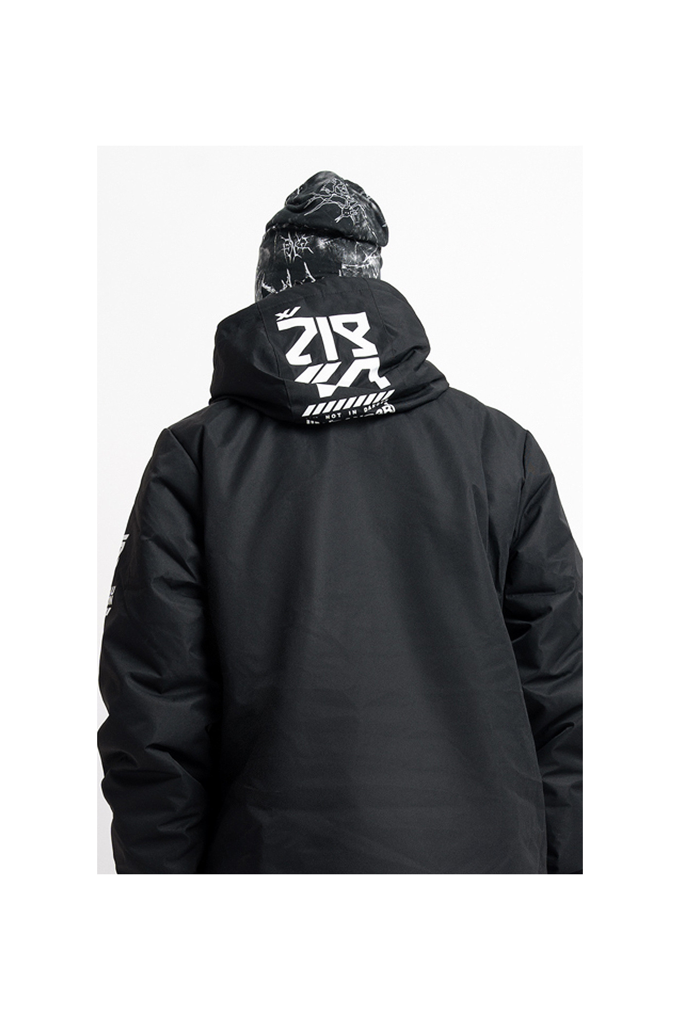 Czarna czapka z kontrastową grafiką na całości