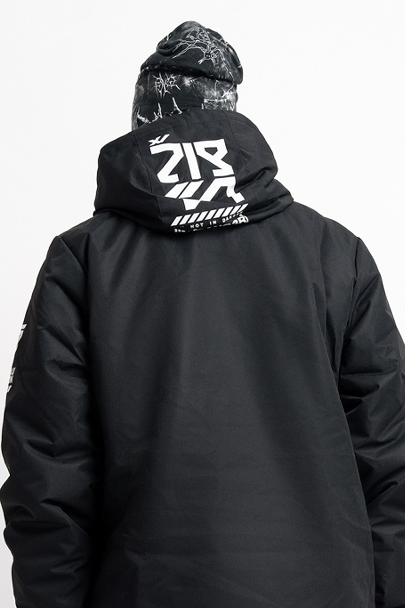 Czarna czapka z kontrastową grafiką na całości