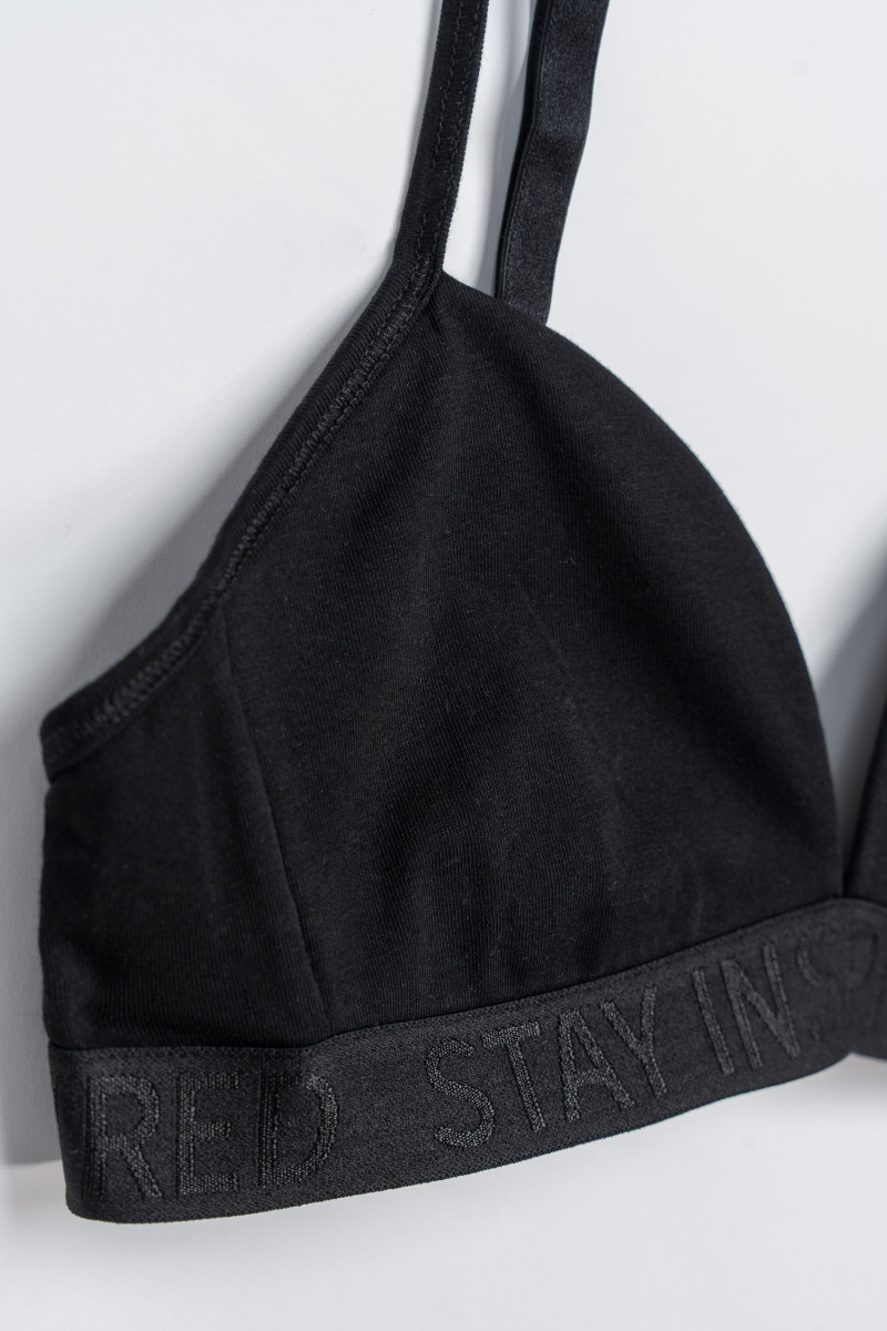 Czarny bawełniany stanik na ramiączkach z ozdobną gumą, czarny