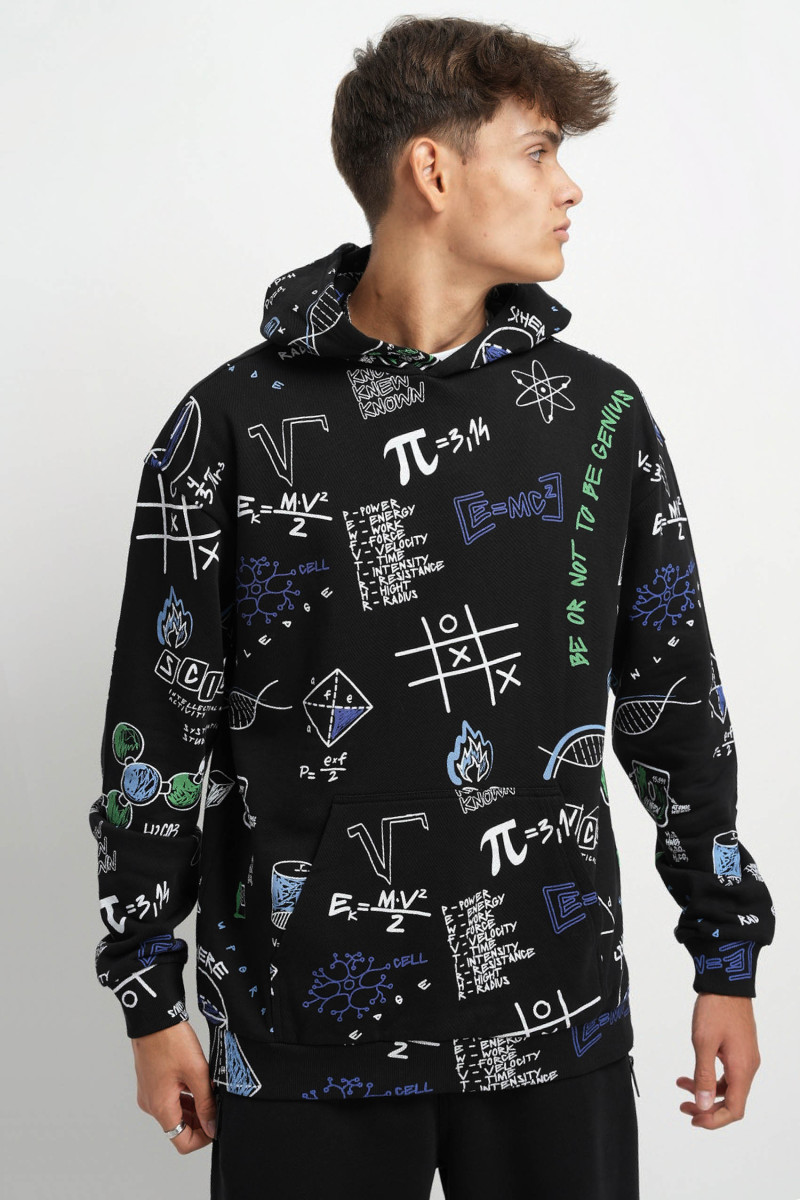 Czarna bluza z kapturem z kolorową grafiką na całości