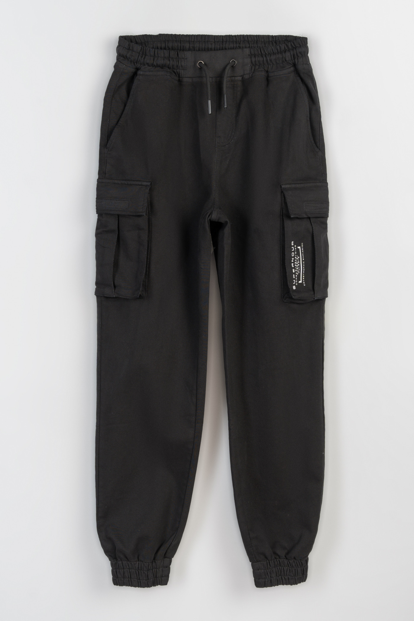 Spodnie materiałowe typu joggery z przestrzennymi kieszeniami Spodnie materiałowe typu joggery z przestrzennymi kieszeniami