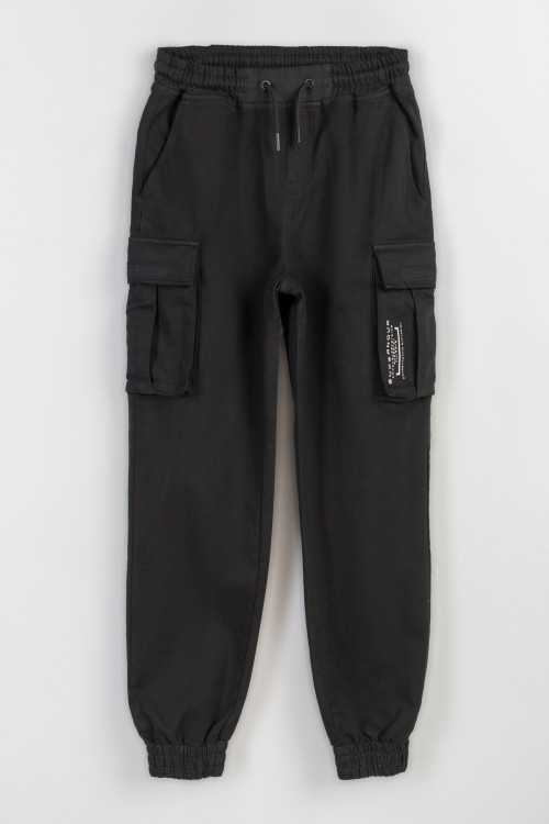 Spodnie materiałowe typu joggery z przestrzennymi kieszeniami Spodnie materiałowe typu joggery z przestrzennymi kieszeniami