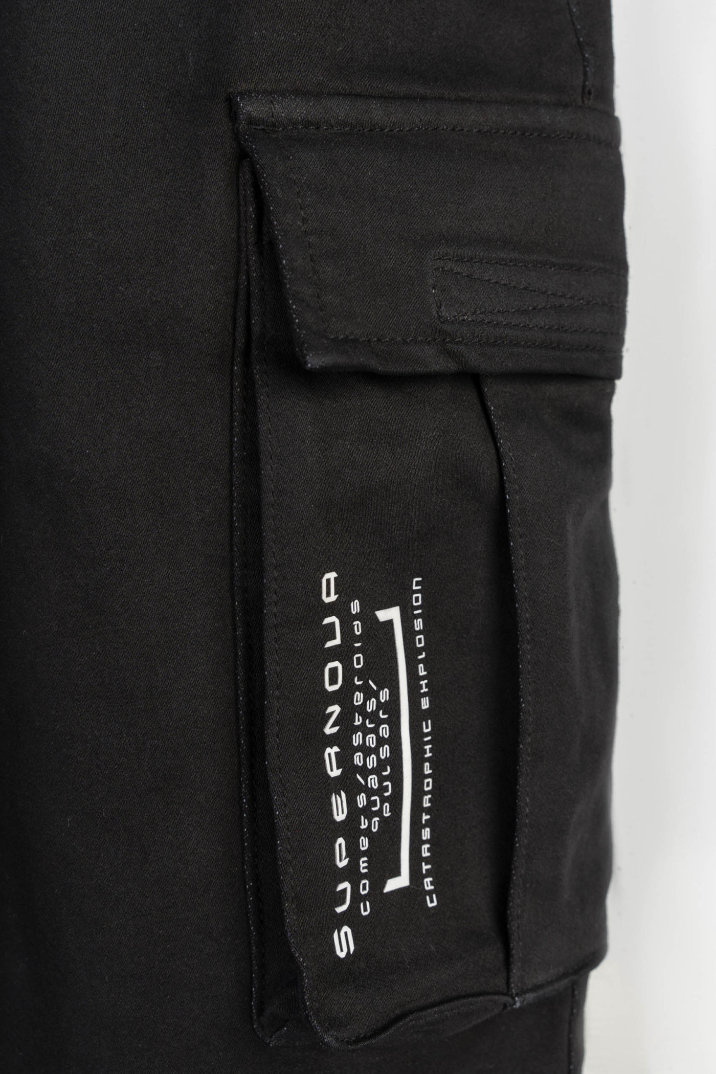 Spodnie materiałowe typu joggery z przestrzennymi kieszeniami Spodnie materiałowe typu joggery z przestrzennymi kieszeniami