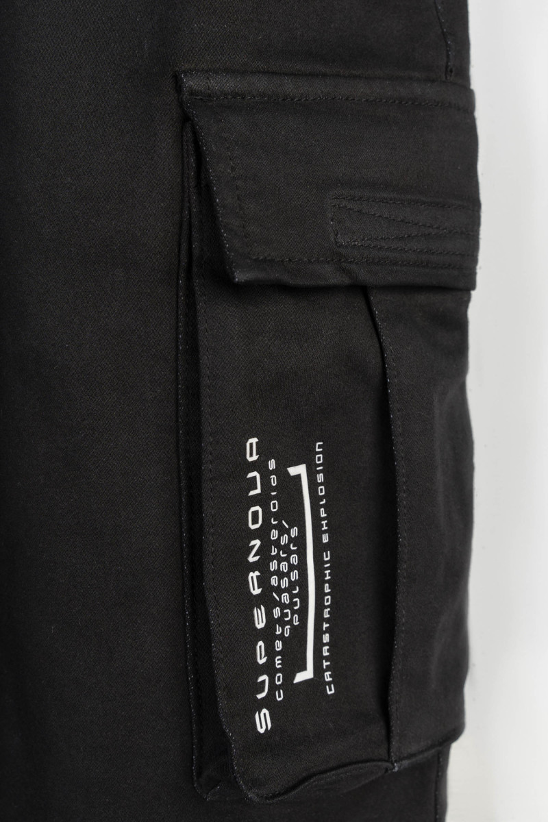 Spodnie materiałowe typu joggery z przestrzennymi kieszeniami Spodnie materiałowe typu joggery z przestrzennymi kieszeniami