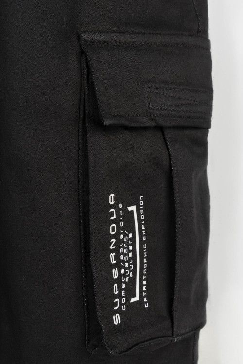 Spodnie materiałowe typu joggery z przestrzennymi kieszeniami Spodnie materiałowe typu joggery z przestrzennymi kieszeniami