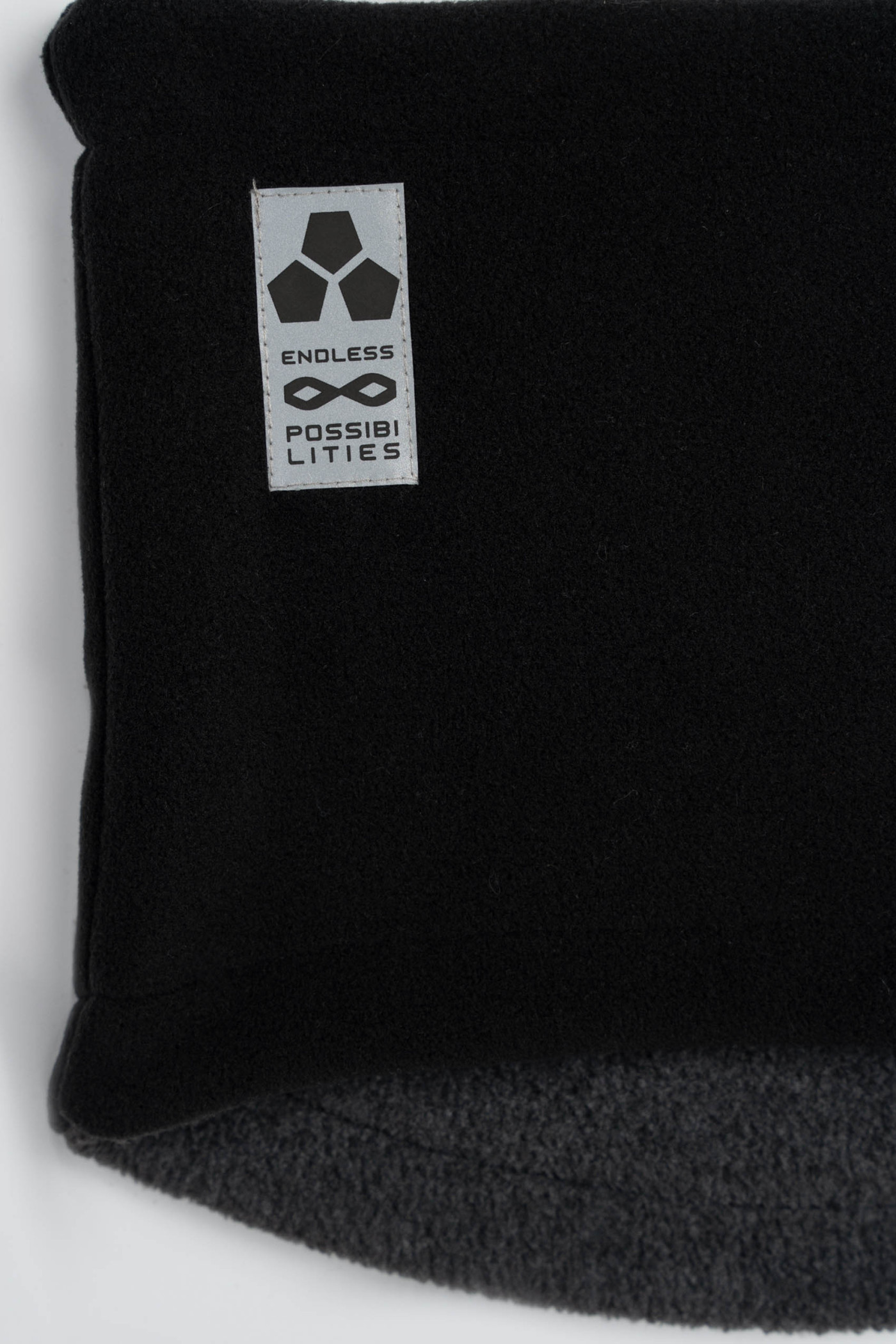 Czarny komin z nadrukiem reflective print z regulacją