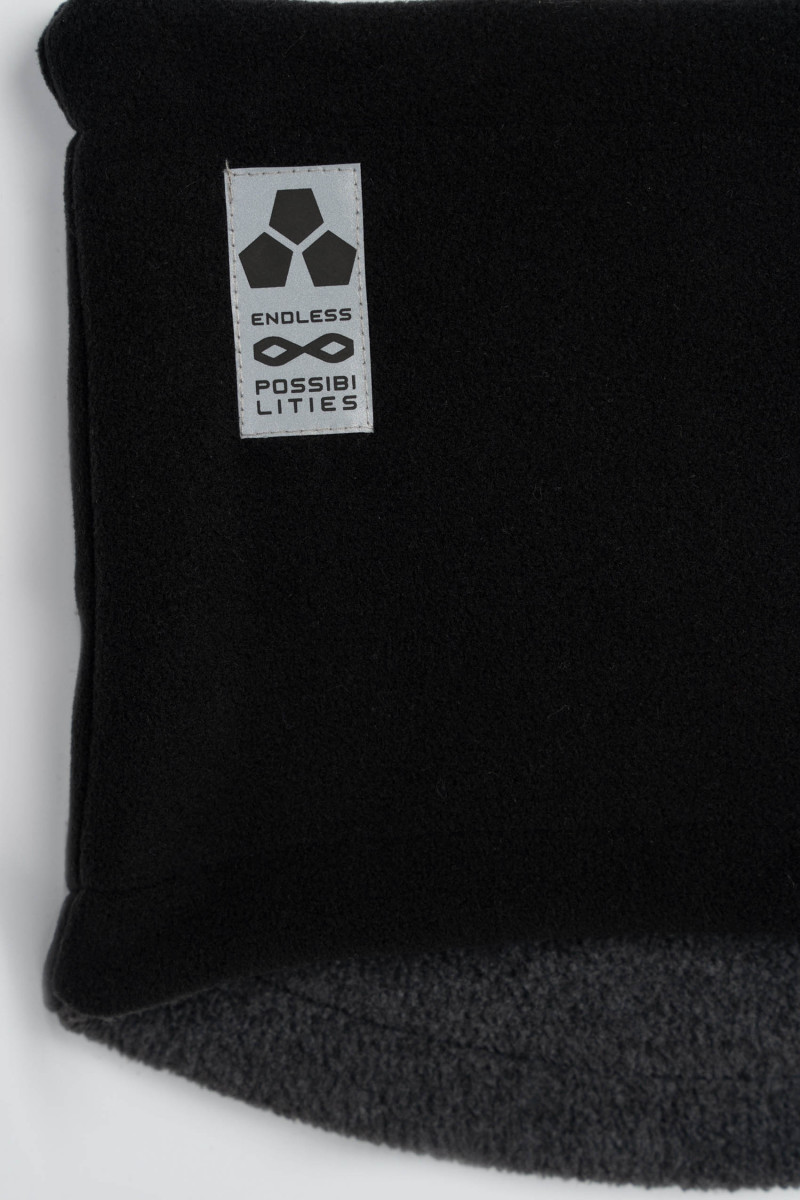 Czarny komin z nadrukiem reflective print z regulacją