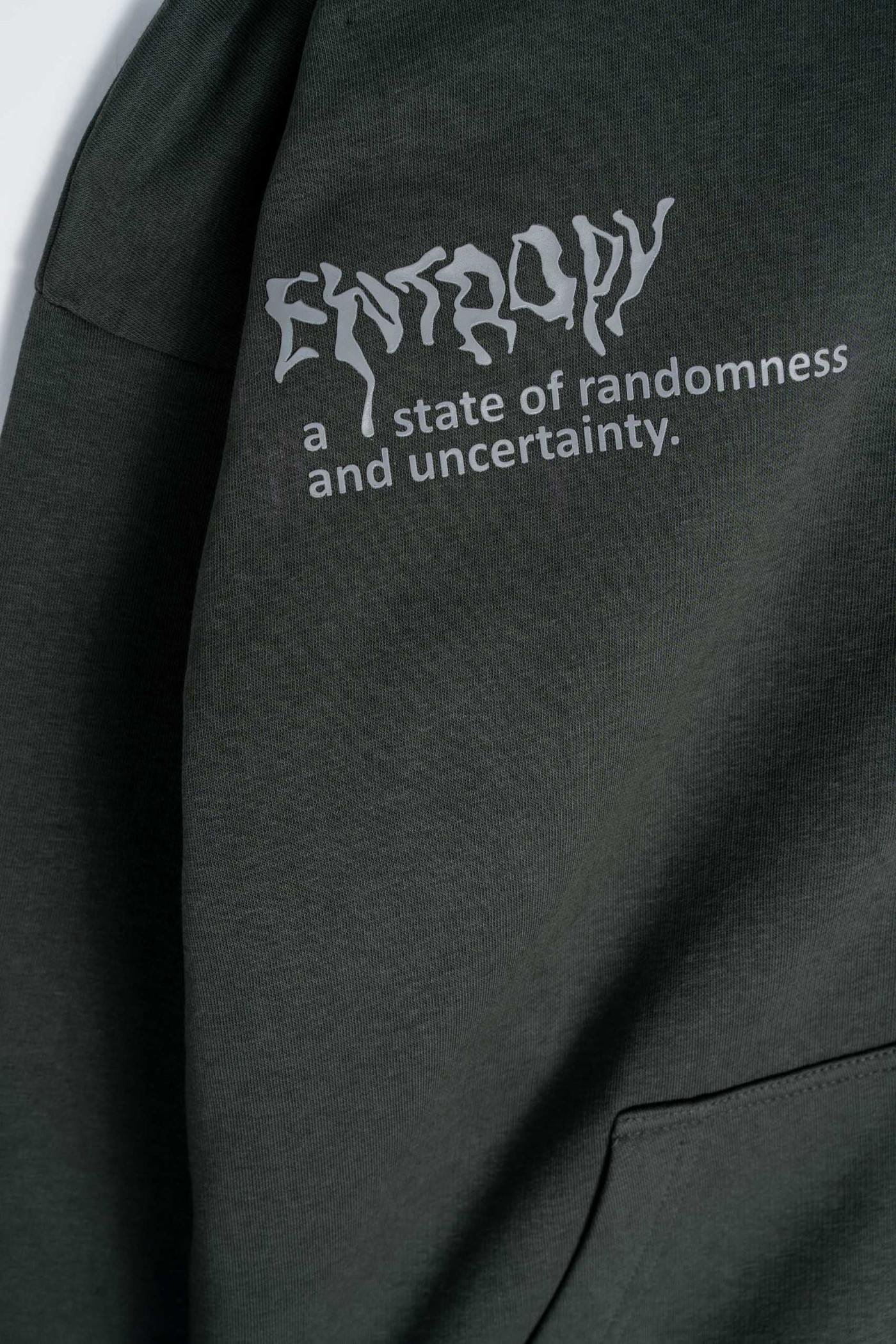 Ciemnozielona bluza z kapturem z autorską grafiką z tyłu zapinana na zamek