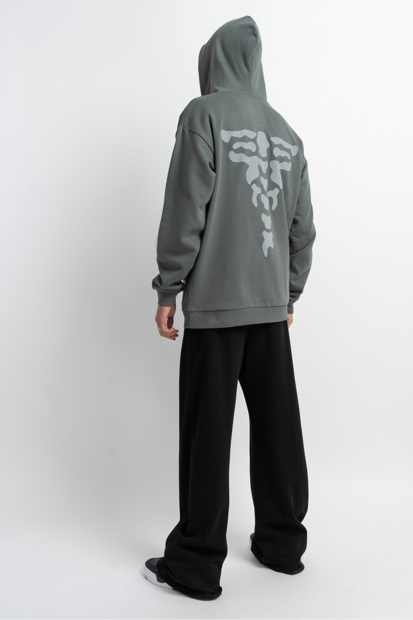 Czarne gładkie spodnie dresowe z szerokimi nogawkami