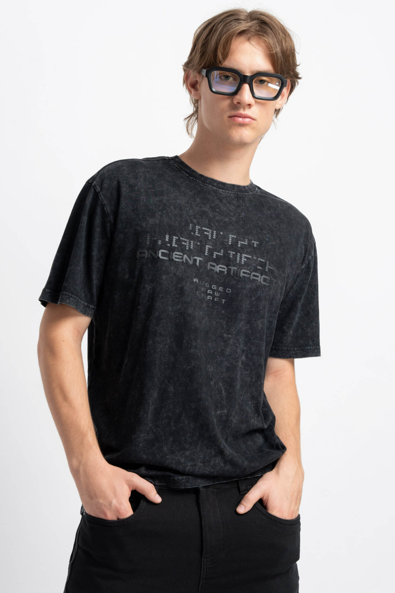 Czarny t-shirt z efektem Acid Wash z nadrukiem z przodu Czarny t-shirt z efektem Acid Wash z nadrukiem z przodu