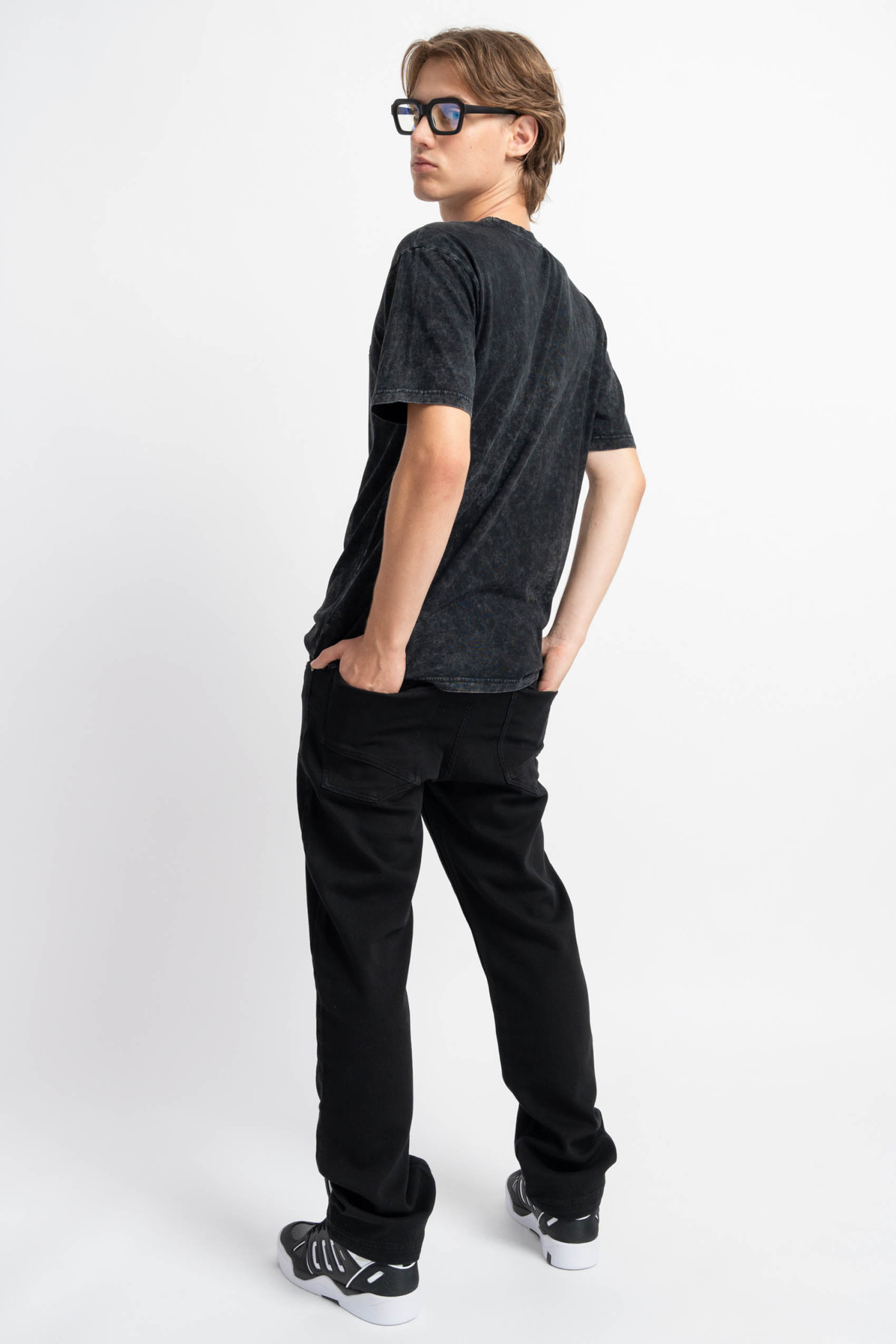 Czarny t-shirt z efektem Acid Wash z nadrukiem z przodu Czarny t-shirt z efektem Acid Wash z nadrukiem z przodu