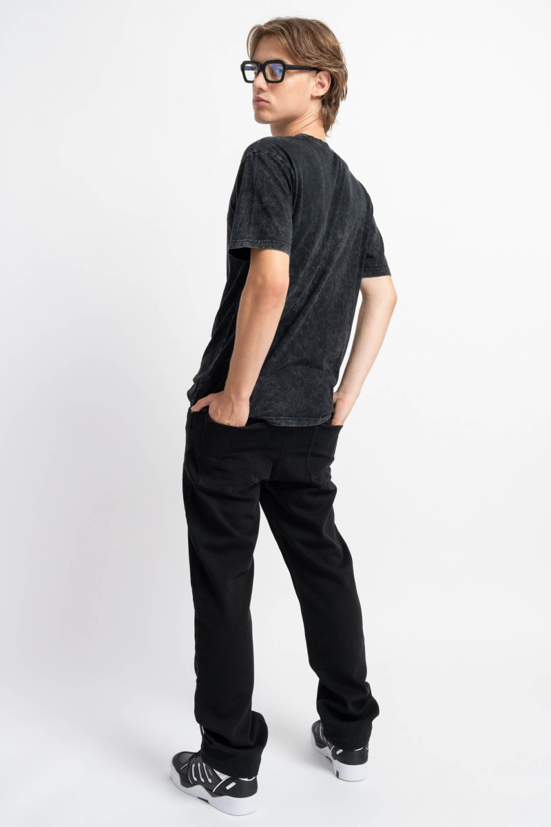 Czarny t-shirt z efektem Acid Wash z nadrukiem z przodu Czarny t-shirt z efektem Acid Wash z nadrukiem z przodu