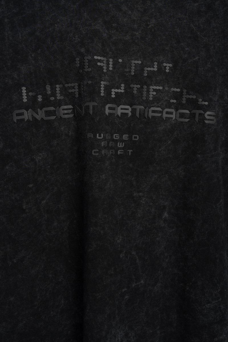 Czarny t-shirt z efektem Acid Wash z nadrukiem z przodu Czarny t-shirt z efektem Acid Wash z nadrukiem z przodu