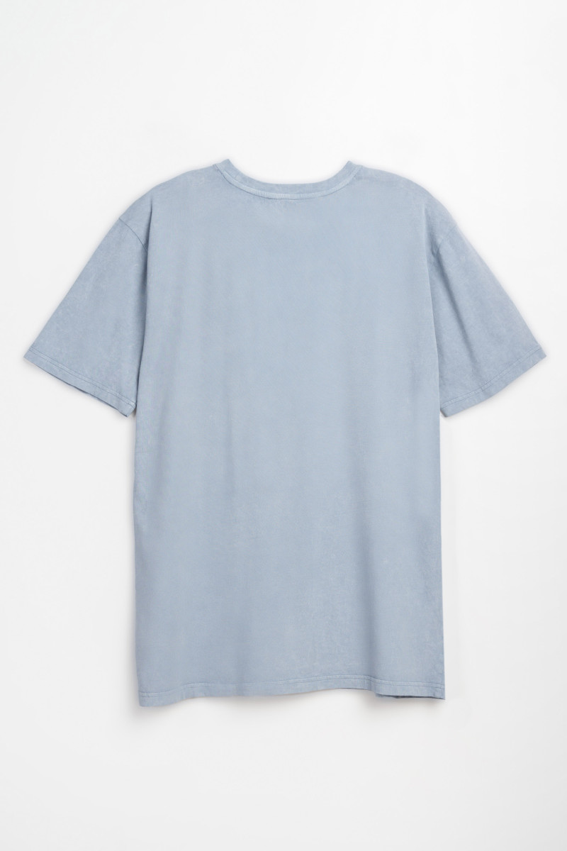 Niebieski t-shirt z efektem Acid Wash z nadrukiem z przodu