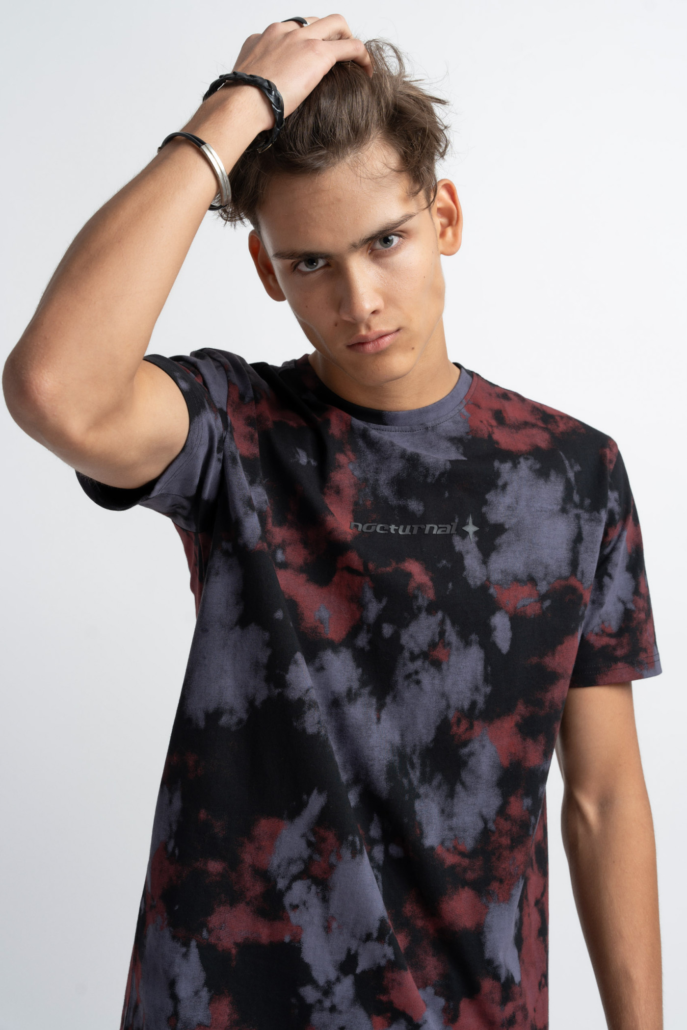 Wielokolorowy t-shirt z minimalistycznym nadrukiem z przodu