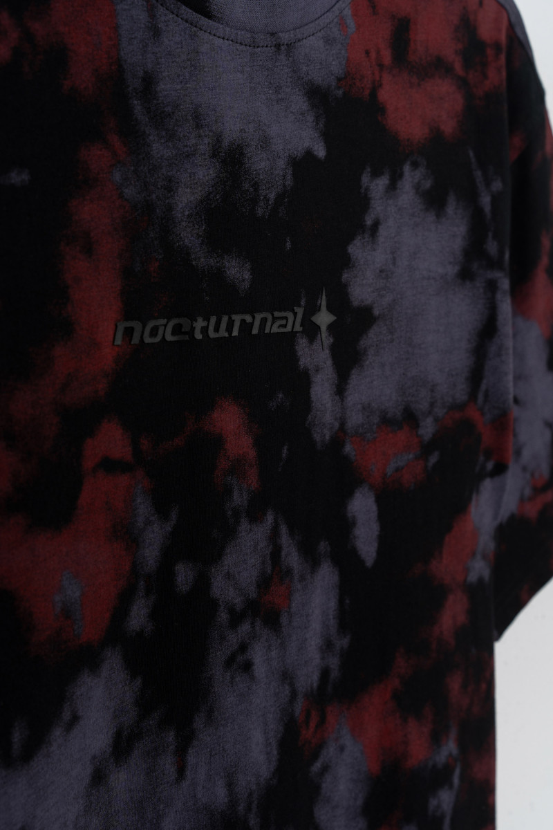 Wielokolorowy t-shirt z minimalistycznym nadrukiem z przodu