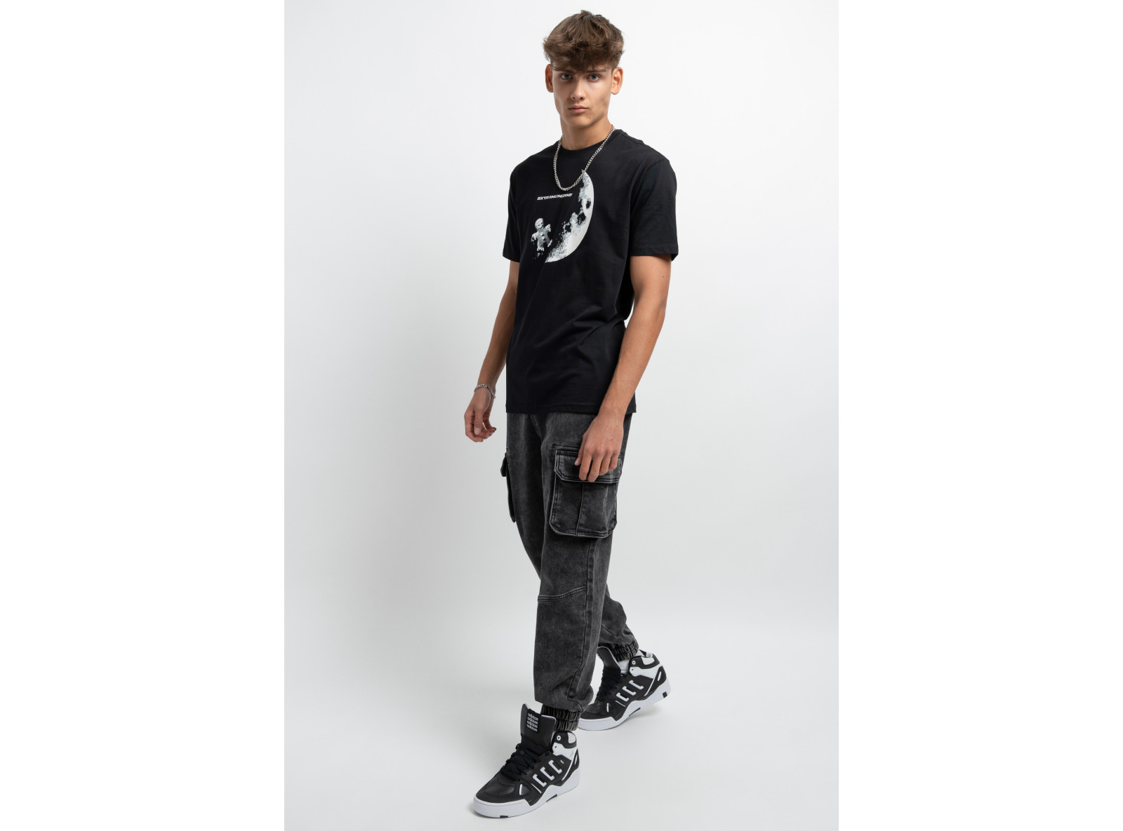 Czarny t-shirt z autorską grafiką z przodu