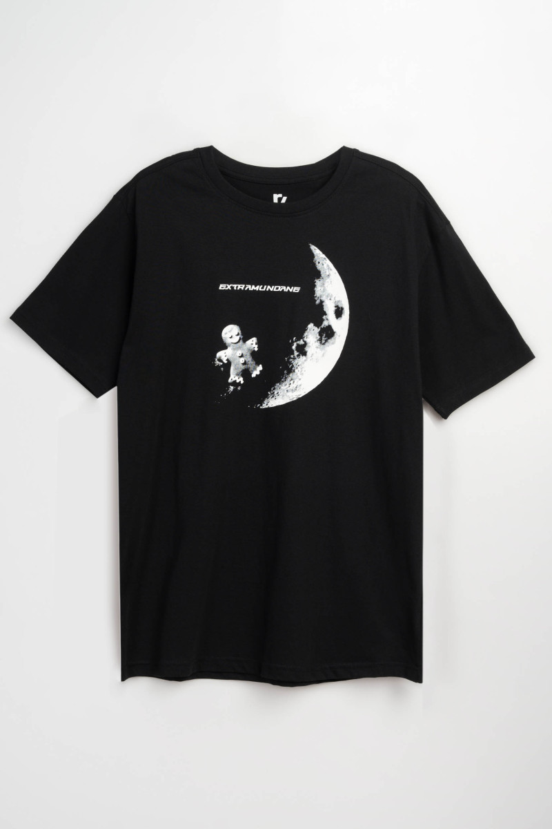 Czarny t-shirt z autorską grafiką z przodu