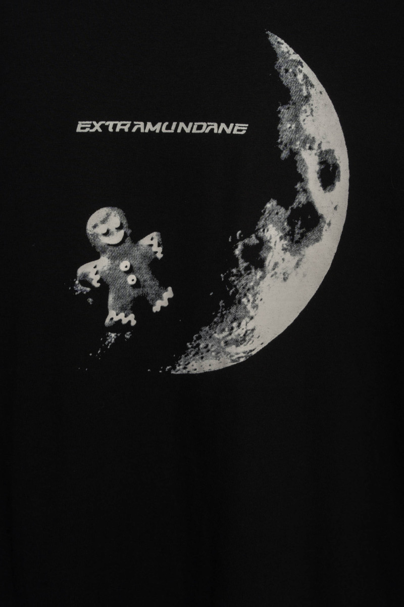 Czarny t-shirt z autorską grafiką z przodu