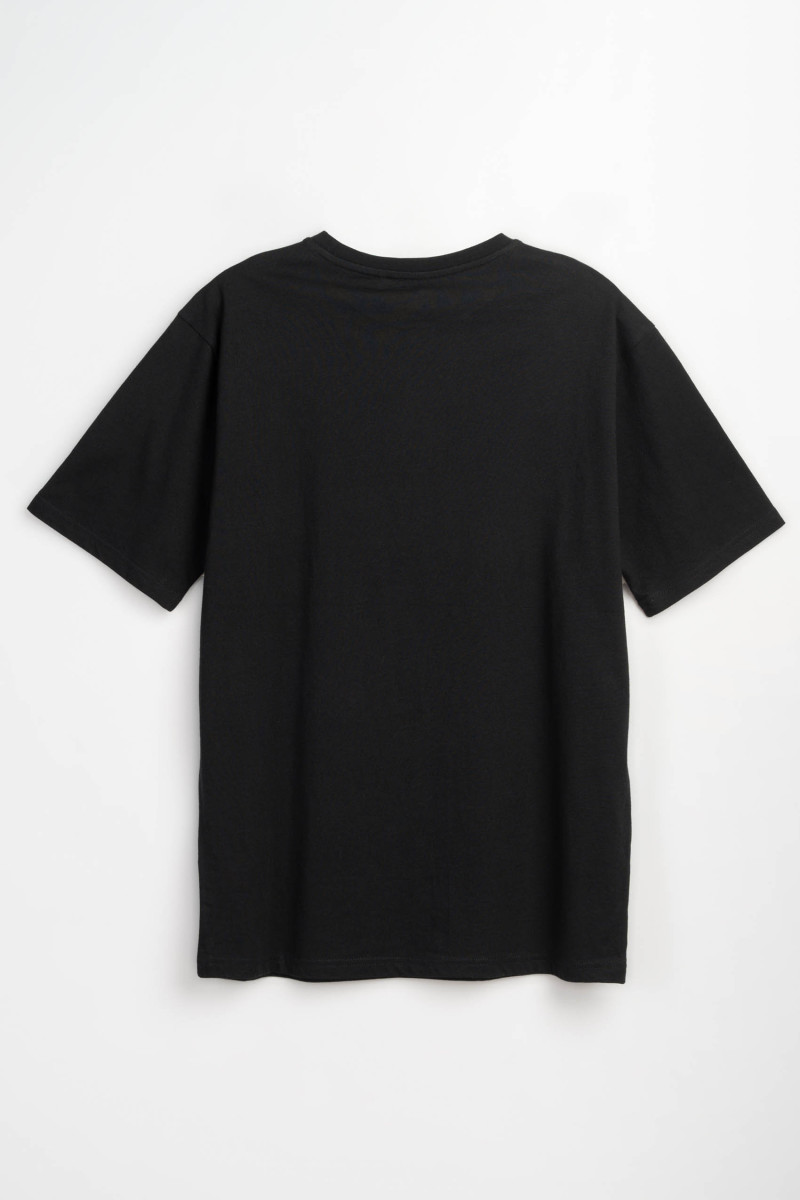 Czarny t-shirt z napisem z błyszczących dżetów