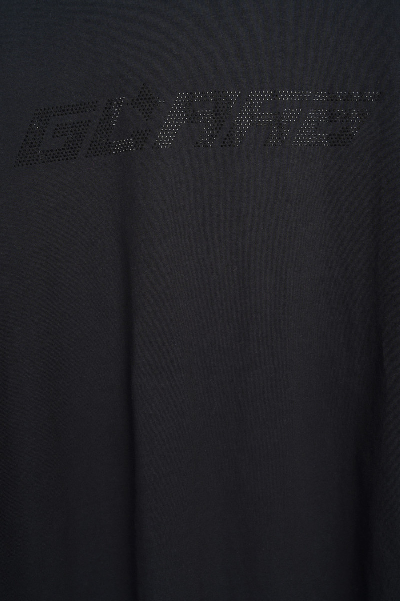 Czarny t-shirt z napisem z błyszczących dżetów