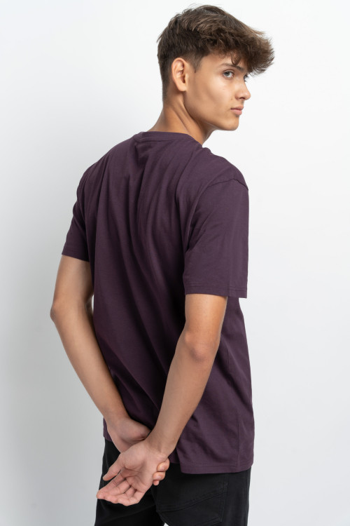 Ciemnofioletowy t-shirt z napisem z błyszczących dżetów
