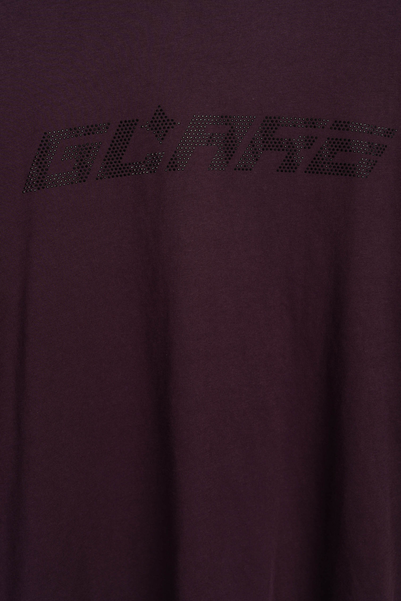 Ciemnofioletowy t-shirt z napisem z błyszczących dżetów