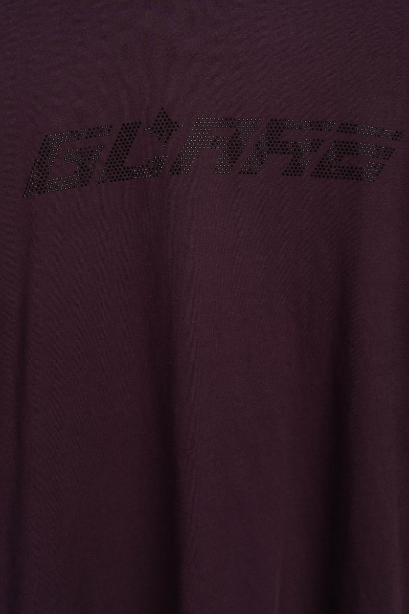 Ciemnofioletowy t-shirt z napisem z błyszczących dżetów