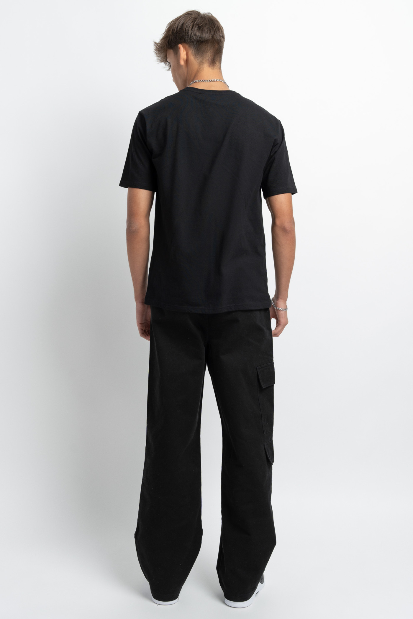 Czarny t-shirt z autorską grafiką z przodu