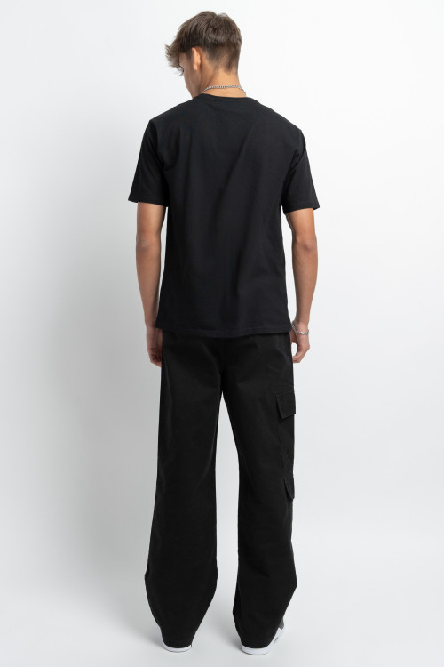 Czarny t-shirt z autorską grafiką z przodu Czarny t-shirt z autorską grafiką z przodu