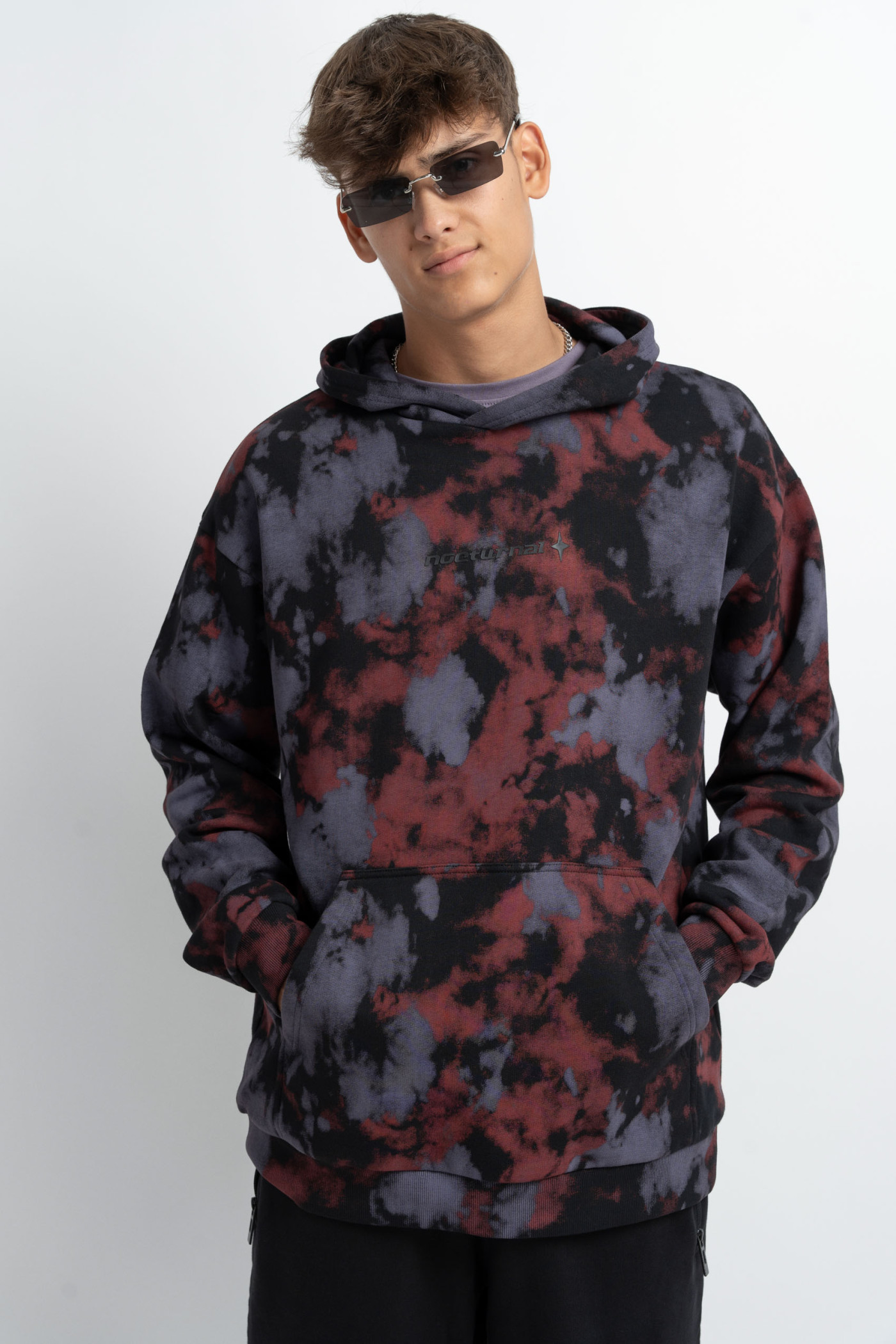 Wielokolorowa bluza z kapturem z minimalistyczną grafiką z przodu