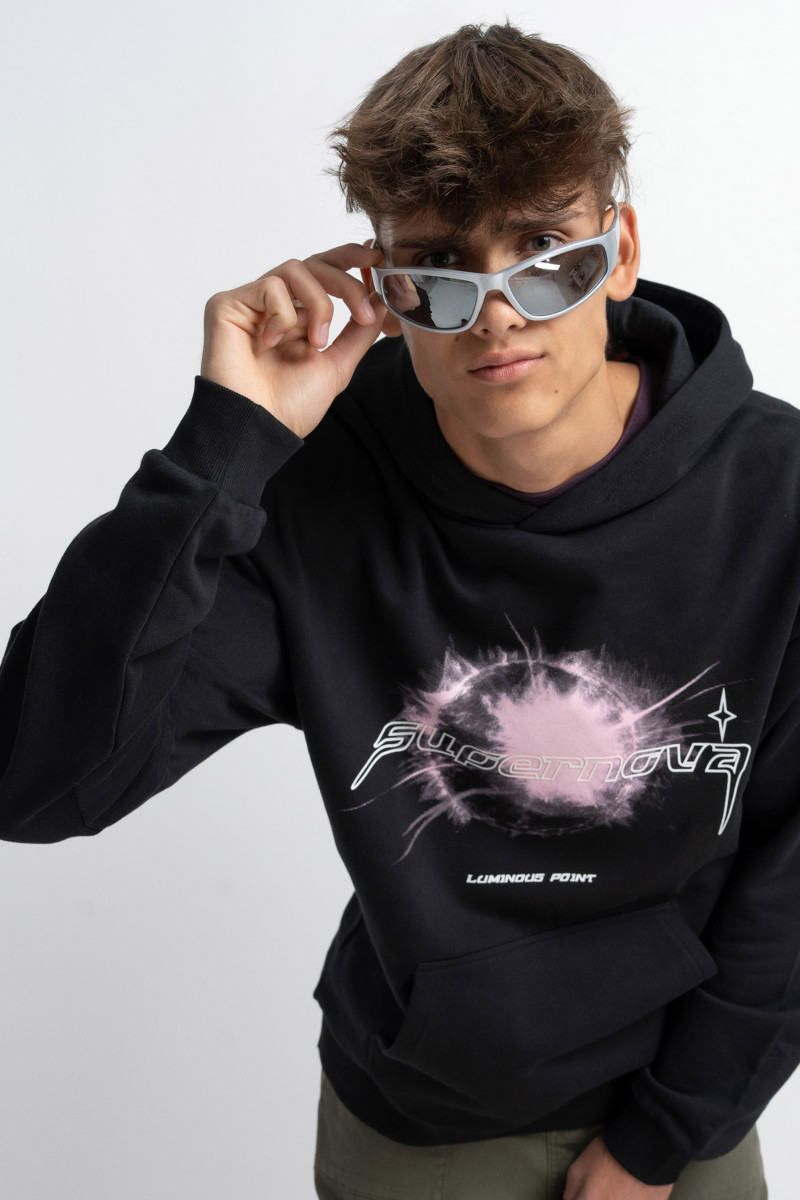 Czarna bluza z kapturem z autorską grafiką z przodu, czarny