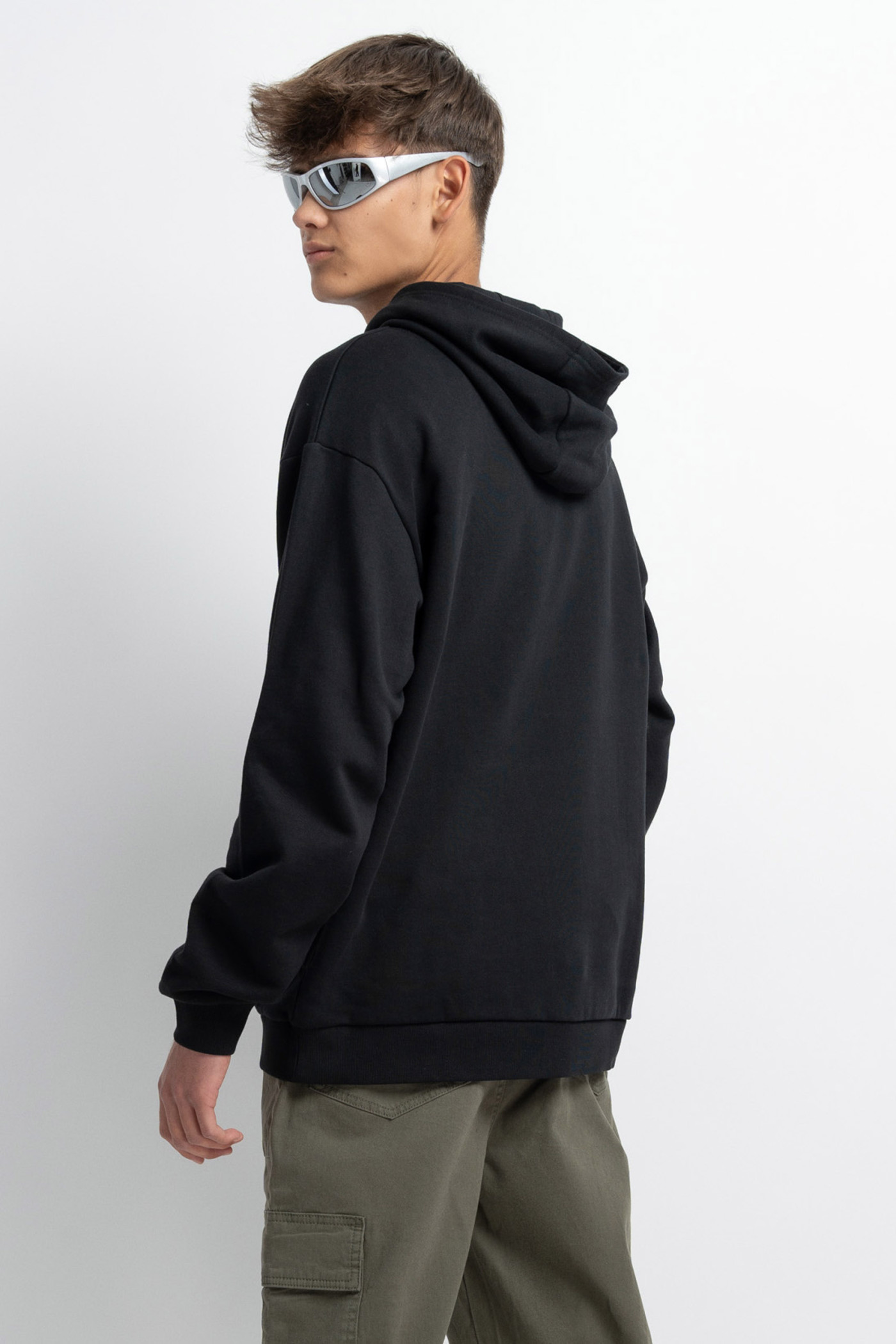 Czarna bluza z kapturem z autorską grafiką z przodu